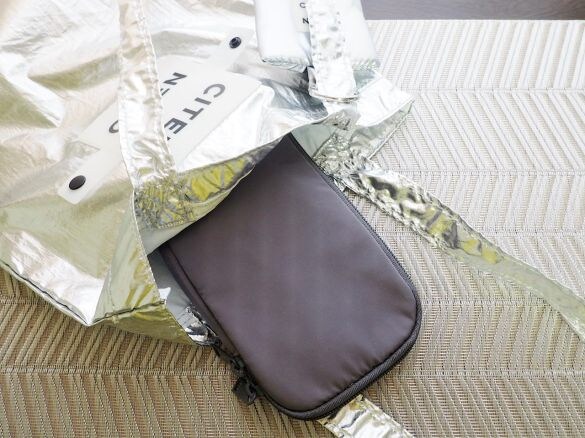 旅行用にも便利なポーチ