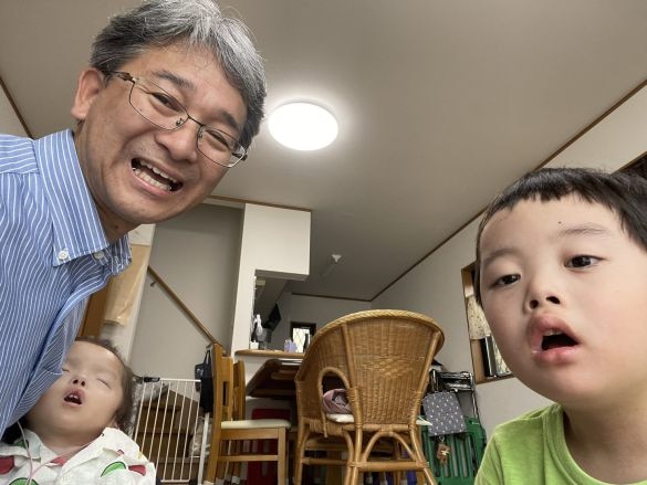  左から松原宏樹さん、恵満ちゃん、やまとくん。2人は特別養子縁組で松原さんの家族に迎え入れられた