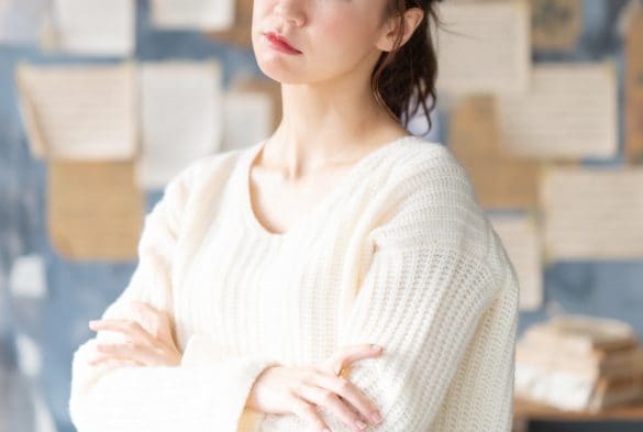 悩む女性