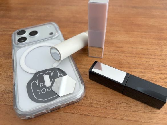 スマホの自撮りカメラ、“鏡代わり”にしてない? セリアの「貼るミラー」で持ち物を増やさず身だしなみチェック