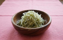 切って混ぜるだけ！ 5分で完成「腸活大根サラダ」がパリパリ美味しい。最新研究でわかった健康効果も