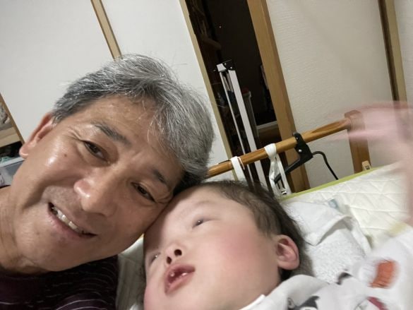  松原宏樹さんと養子の恵満ちゃん