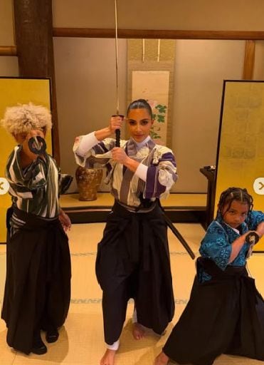  刀を構えてポーズを取るキム・カーダシアンと子供たち※画像はキム・カーダシアンの公式インスタグラムより