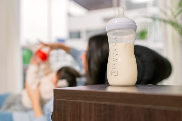  哺乳瓶　子育て