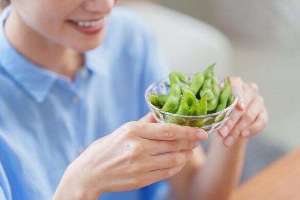 おつまみの枝豆を食べる女性