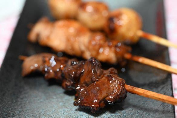 皿にたれ味の焼き鳥3本 