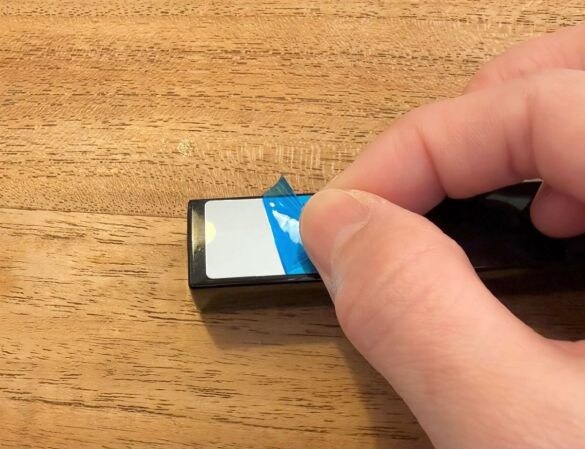 「ここに鏡があれば…」が秒で叶う！ セリアの8枚入“貼るミラー”で、スマホやリップが“ミラー付き”に変身