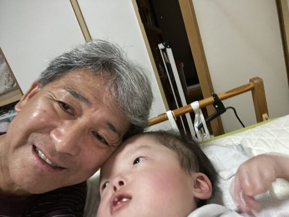  松原宏樹さんと娘の恵満ちゃん