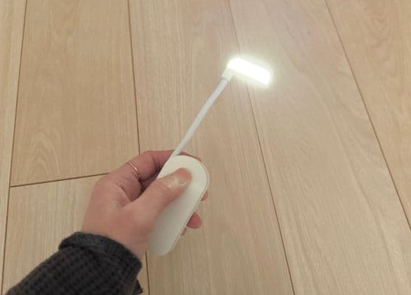 3COINS「コンパクトLEDブックライト」