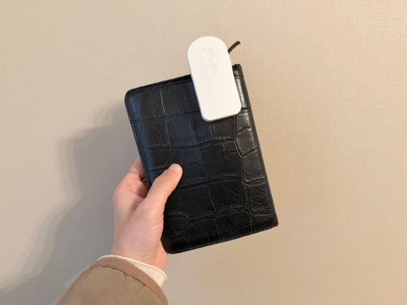 3COINS「コンパクトLEDブックライト」