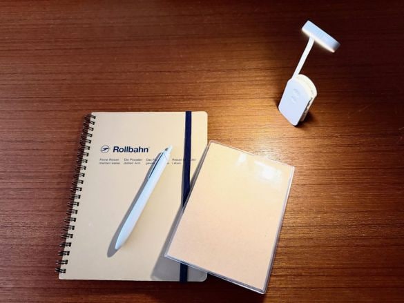 3COINS「コンパクトLEDブックライト」