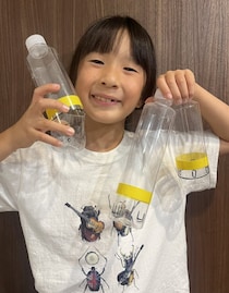 「虫を殺したくない」虫好きの8歳男子が発明した“コバエホイホイ”がスゴい！本人とママに話を聞くと