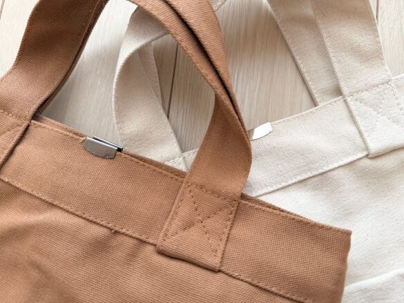 カバンの口を磁石で開閉 マグネットボタン