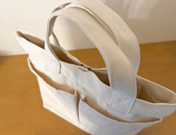 カバンの口を磁石で開閉 マグネットボタン