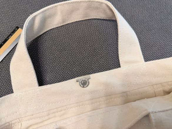 カバンの口を磁石で開閉 マグネットボタン