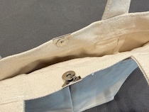 「バッグの中が丸見え…」を110円で解決！ 挟むだけで“マグネット開閉式”に変身。手持ちのトート全てに取り付けたい