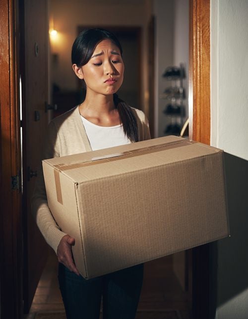 義父宛ての荷物をうっかり開封！→中から出てきた“大量のアレ”に悲鳴。夫にも義母にも言えなくてツラい