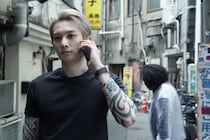 全身に入れ墨びっしり…美しき35歳俳優が、ネトフリで“狂気の変貌”。「オス感足りない」は誤解だった