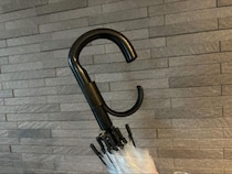 100均セリアの「傘ハンドルホルダー」が超便利！腕に引っ掛ければ雨の日でも両手が自由に