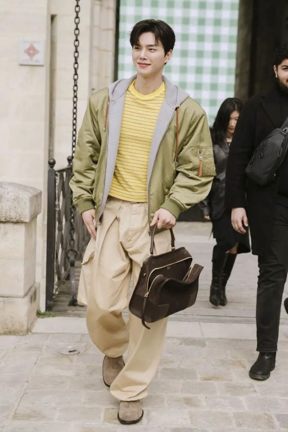  ロエベ ジャパンのリリース（2026年3月9日）より、韓国俳優のソン・ガン。リリースでは各国のアンバサダーのバッグがみな開けっ放しだった