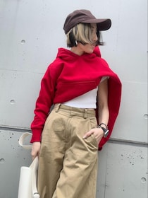 おしゃれ？変？ 韓国スターの“半分パーカー”、スリにあうバッグ……謎のファッショントレンドを追う