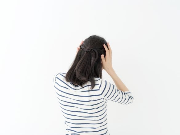 頭を抱える女性