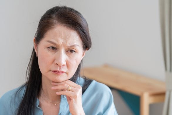 怒るシニア女性