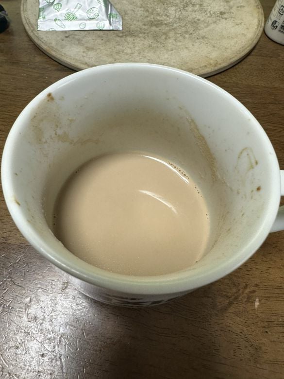  日中お腹が空いた時は、ストレートティーに生クリームを入れたロイヤルミルクティーを飲む。ルイボスティーもおすすめだとか