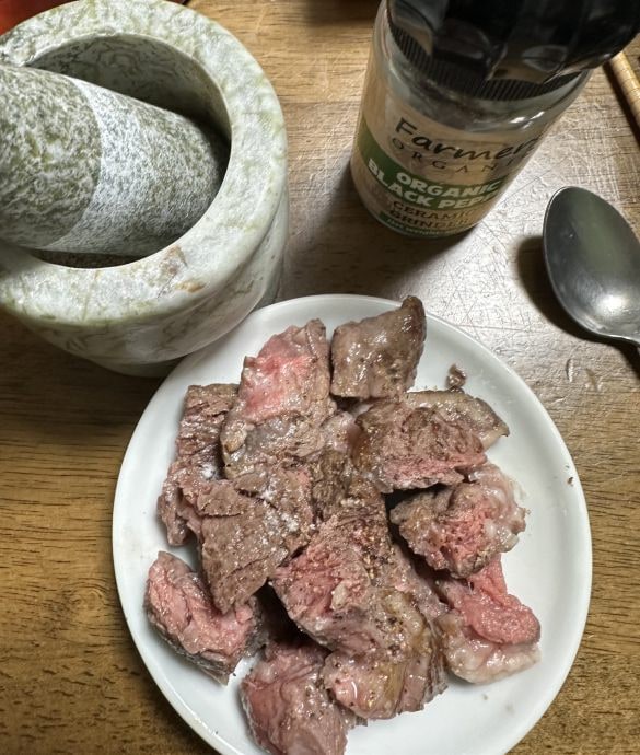  牛脂で焼いたステーキをブラックペッパーで。普段は牛脂そのものをステーキにして食べるが、体重が落ちすぎてきたら肉の部分を食べる
