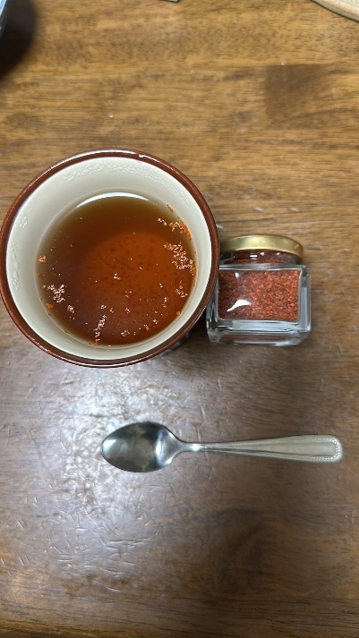  家庭菜園したミントでミントティーを作り、そこに一味唐辛子を加えたドリンク。「おいしくはないけど、薬を飲んでいると思えば」