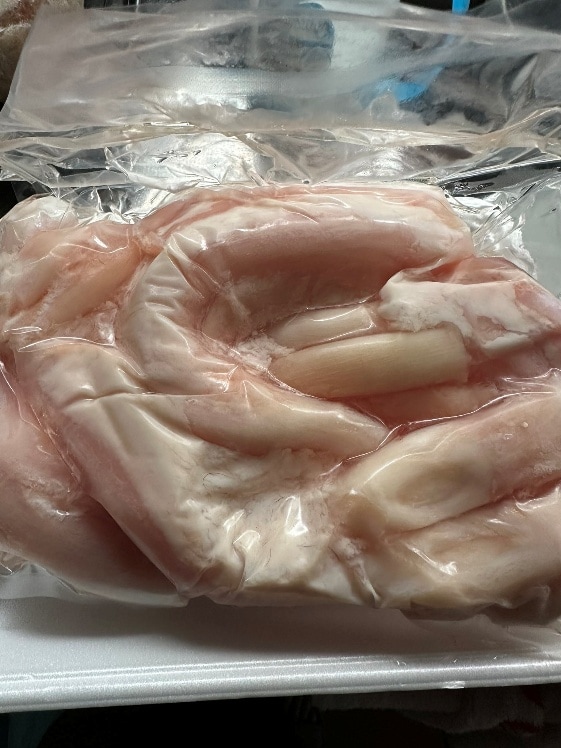  牛のアキレス腱20kg。「スーパーでも売っていますが、やはり町のお肉屋さんが品ぞろえもよく、まとめ買いできていい」