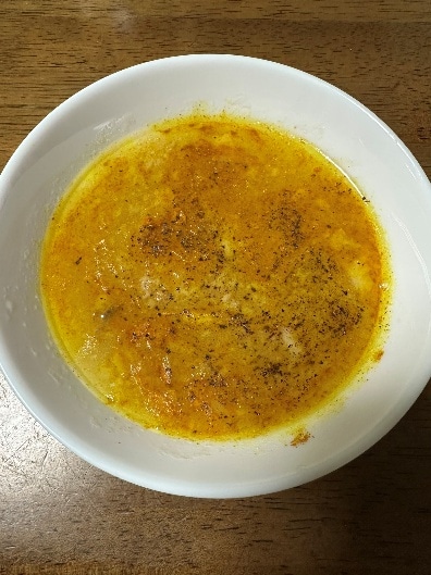  回復食として食べる、アキレス腱の牛すじスープ。味付けはターメリックと黒胡椒。コラーゲンたっぷりで、美容効果もある