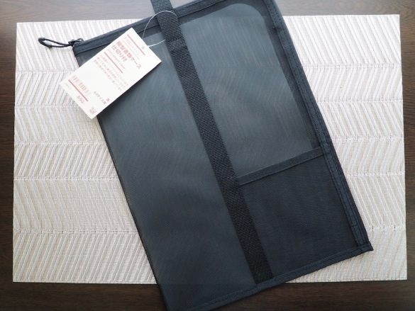 「ナイロンメッシュ 縦型書類ケース・仕切り付」690円/税込