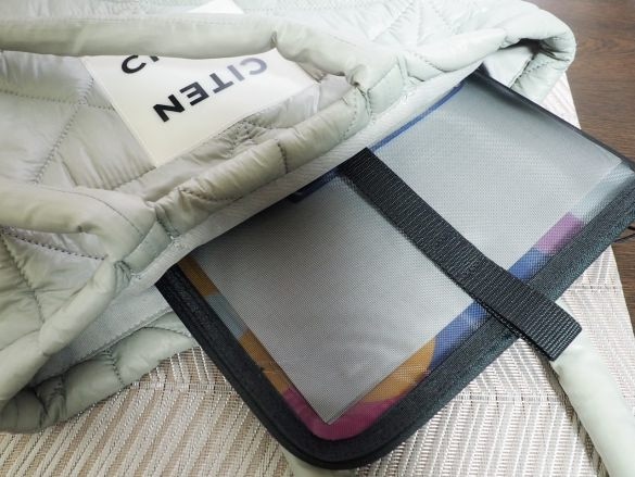 「ナイロンメッシュ 縦型書類ケース・仕切り付」690円/税込