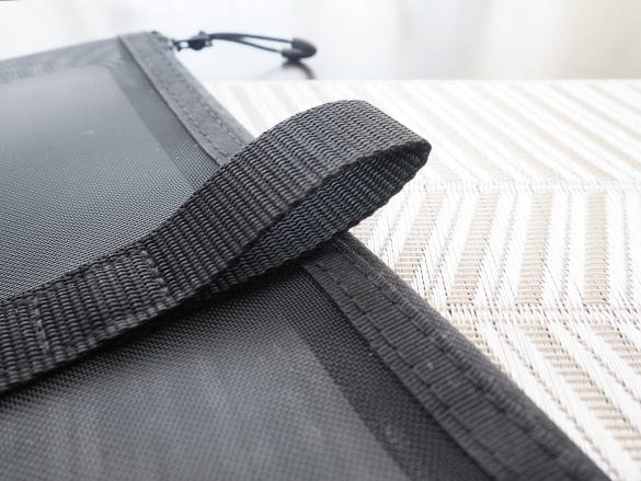 「ナイロンメッシュ 縦型書類ケース・仕切り付」690円/税込