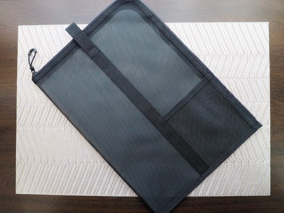 「ナイロンメッシュ 縦型書類ケース・仕切り付」690円/税込