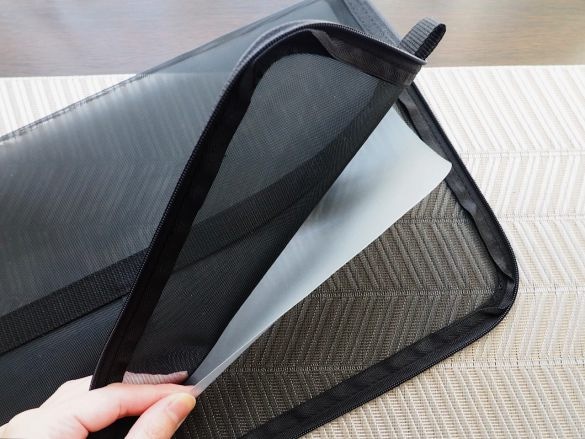 「ナイロンメッシュ 縦型書類ケース・仕切り付」690円/税込