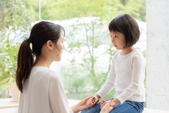 親子　娘と母親　会話