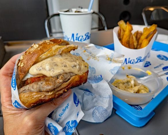  ネオナイスバーガーで味わえるハンバーガーやポテト、ジャンキーチーズディップなどのソースはすべて手作りで提供されています