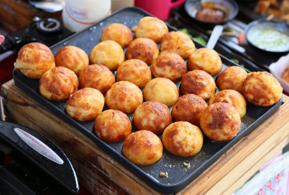 華麗なたこ焼きさばきで、子どもたちの人気者に