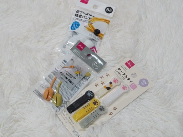 上から「面ファスナー結束バンド」「シリコーンバンド」「ケーブルタイ」