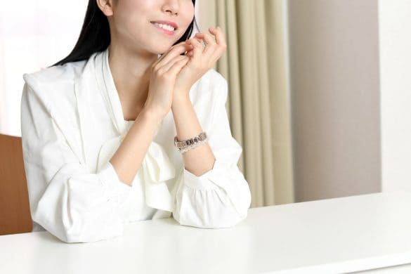 考える女性