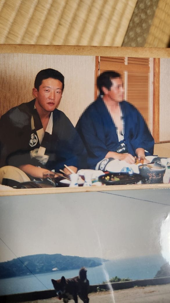  若き日の政紀さん。お酒に酔って目が据わっている