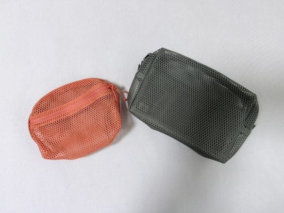  左：既存の「立体メッシュケース」、右：「立体メッシュ 小物整理ポーチ」