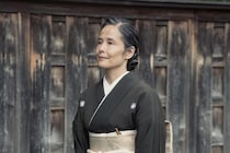 「誰かわからなかった…」57歳女優が“老けメイク”で激変。Netflix話題作で見せた“みすぼらしい母親”役の凄み
