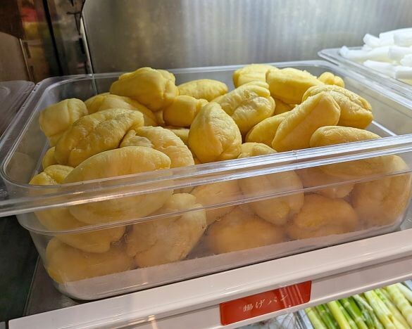  中国や台湾で朝食の定番として親しまれる細長い揚げパン「油条（ヨウティヤオ）」は、マーラータンにフワジュワ感をもたらしてくれる濃くウマ食材