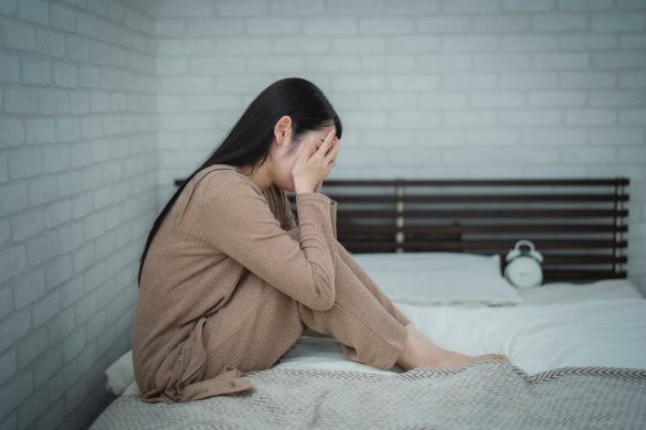 悩む女性