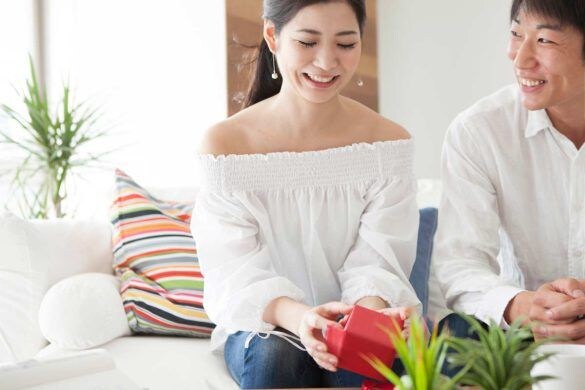 いつもプレゼントをくれる恋人の“まさかの入手ルート”発覚にア然…「優しい彼氏と思っていたのに」