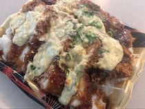 「ボリューム満点でコスパ抜群!!」“話題のスーパー”で発見。399円の天丼＆そばセット、メガ盛りチキンカツ重などおすすめ弁当4選