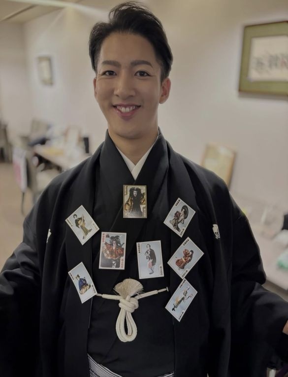 「祖父は昭和の大スター」“日本一美しいなで肩”を受け継ぐ33歳俳優とは。歌手と演技を両立する共通点も